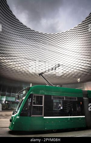 Die neue Messe Basel ist eines der neueren Wahrzeichen der Stadt. Die zentrale Architektur Stockfoto