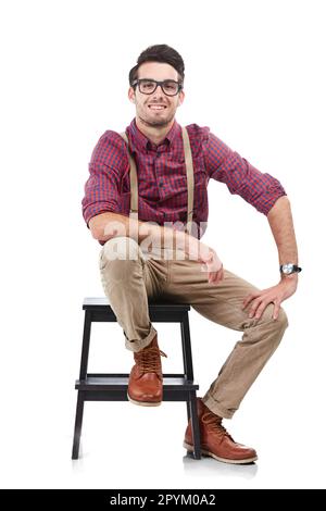 Brille, Stuhl und Porträt des Menschen in Nerd-Mode und Hosenträger isoliert auf transparentem PNG-Hintergrund. Glück, Geek-Ästhetik und männliches Modell Stockfoto
