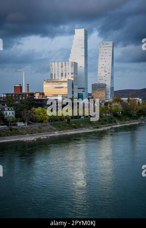 Wolkenkratzer der Roche Towers Gebäude 1 und Gebäude 2, entworfen von der Architekturfirma Herzog und de Meuron, Basel, Schweiz Stockfoto