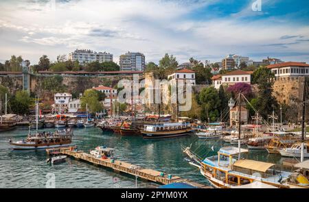 Antalyas malerischer Hafen: Boote, antike Mauern und malerische Ausblicke - Dieses Foto zeigt den atemberaubenden Blick auf Antalyas charmanten Hafen Stockfoto