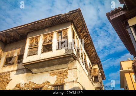 Ein Foto eines verfallenen osmanischen Hauses in der Altstadt von Antalya Kalechi zeigt die verblasste Pracht einer vergangenen Epoche. Das überhängende Dach und Holz Stockfoto