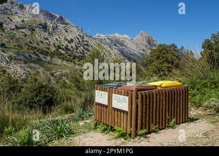 contenedores para separacion de Bacuras, Área Recreativa de Sa Font des Noguer, Escorca, , Mallorca, Balearen, Spanien Stockfoto