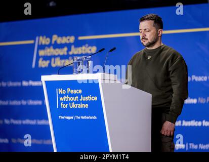 Den Haag, Niederlande. 04. Mai 2023. DER UKRAINISCHE Präsident VOLODYMYR Zelensky hält während seiner Rede auf dem Weltforum in Den Haag eine Schweigeminute. Der Präsident ist in den letzten Monaten öfter ins Ausland gereist. Es ist das erste Mal, dass er die Niederlande besucht. ANP REMKO DE WAAL netherlands Out - belgien Out Credit: ANP/Alamy Live News Stockfoto