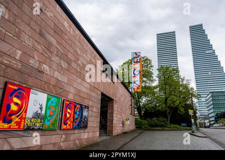 Roche Towers Gebäude 1 und Gebäude 2 Wolkenkratzer, entworfen von der Architekturfirma Herzog und de Meuron, vom Garten des Museums Tinguely aus gesehen, Stockfoto