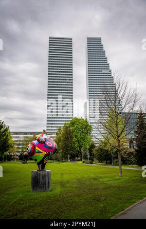 Niki de Saint Phalle's Nana Statue im Garten des Tinguely Museums und Roche Towers Gebäude 1 und Gebäude 2 Wolkenkratzer entworfen von Architecture f Stockfoto
