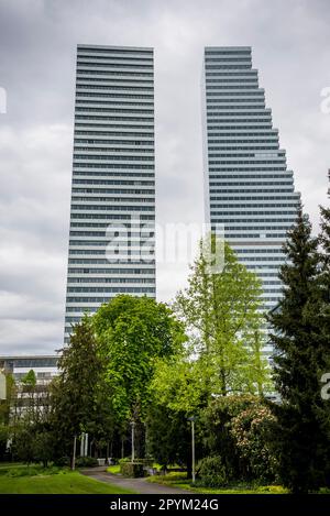 Wolkenkratzer der Roche Towers Gebäude 1 und Gebäude 2, entworfen von der Architekturfirma Herzog und de Meuron, Basel, Schweiz Stockfoto