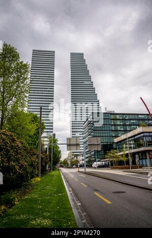 Wolkenkratzer der Roche Towers Gebäude 1 und Gebäude 2, entworfen von der Architekturfirma Herzog und de Meuron, Basel, Schweiz Stockfoto