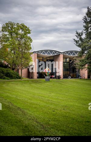 Niki de Saint Phalle's Nana Statue im Garten des Tinguely Museums, entworfen von Mario Botta, die eine permanente Ausstellung der Werke von SWI enthält Stockfoto