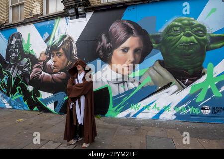 London, Großbritannien. 4. Mai 2023 Lee Bofkin, CEO von Global Street Art, in einem Jedi-Kostüm, bei der Enthüllung eines neuen, von Star Wars inspirierten Wandbildes, das vom Straßenkünstler Nacho Welles am so genannten „Star Wars Day“ gemalt wurde. Star Wars-Fans bemerkten, dass der erste Teil des Satzes aus den Filmen „May the Force Be With You“ wie „May the Fourth“ klingt, sodass der 4. Mai die offensichtliche Wahl wurde, um das Franchise zu feiern. Kredit: Stephen Chung / Alamy Live News Stockfoto