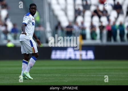 Turin, Italien. 03. Mai 2023. Samuel Umtiti von uns Lecce schaut beim Spiel der Serie A vor dem FC Juventus und uns Lecce im Allianz-Stadion am 3. Mai 2023 in Turin zu. Kredit: Marco Canoniero/Alamy Live News Stockfoto