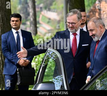 Prag, Tschechische Republik. 04. Mai 2023. Der tschechische Premierminister Petr Fiala (Zentrum) trifft am 4. Mai 2023 in Prag (Tschechische Republik) den armenischen Premierminister Nikol Pashinyan (rechts). Kredit: Michal Krumphanzl/CTK Photo/Alamy Live News Stockfoto