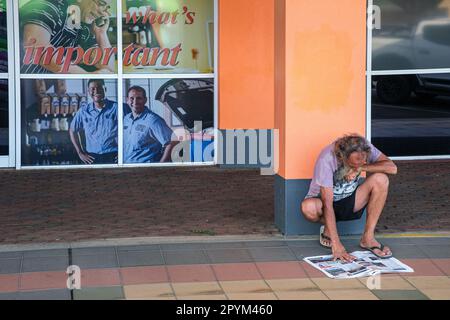 Ich lese eine Zeitung, Mareeba, Queensland, Australien Stockfoto