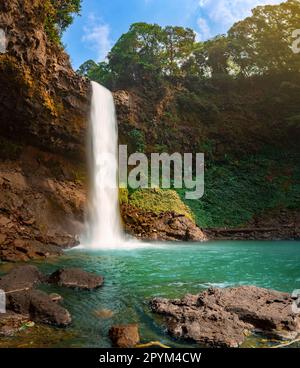 Wunderschöner E-TU-Wasserfall auf Bolaven Plateau. Laos Landschaft Stockfoto