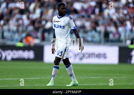 Turin, Italien. 03. Mai 2023. Samuel Umtiti von uns Lecce schaut beim Spiel der Serie A vor dem FC Juventus und uns Lecce im Allianz-Stadion am 3. Mai 2023 in Turin zu. Kredit: Marco Canoniero/Alamy Live News Stockfoto