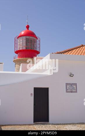 Kap von St. Der Leuchtturm von Vicente (Farol do Cabo de Sao Vicente) ist ein Leuchtturm an der Küste am südwestlichsten Punkt Portugals und des Festlans Stockfoto