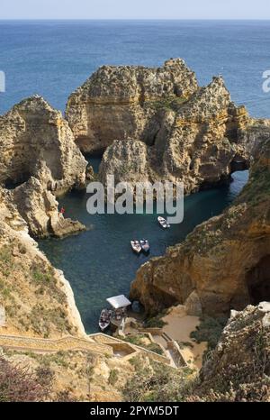 Lagos, Portugal - 10. April 2023: Wundervolle Landschaften in Portugal. Malerischer und farbenfroher Blick auf Ponta da Piedade in der Algarve. Gelbe Felsen Stockfoto