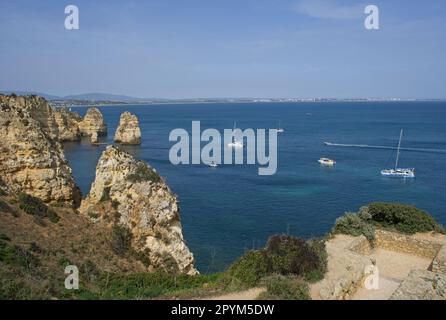 Lagos, Portugal - 10. April 2023: Wundervolle Landschaften in Portugal. Malerischer und farbenfroher Blick auf Ponta da Piedade in der Algarve. Gelbe Felsen Stockfoto