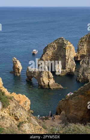 Lagos, Portugal - 10. April 2023: Wundervolle Landschaften in Portugal. Malerischer und farbenfroher Blick auf Ponta da Piedade in der Algarve. Gelbe Felsen Stockfoto