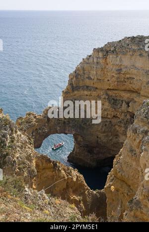 Lagos, Portugal - 10. April 2023: Wundervolle Landschaften in Portugal. Malerischer und farbenfroher Blick auf Ponta da Piedade in der Algarve. Gelbe Felsen Stockfoto