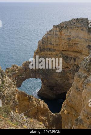 Wunderschöne Landschaften in Portugal. Malerischer und farbenfroher Blick auf Ponta da Piedade in der Algarve. Gelbe felsige Skerries. Sonniger Frühlingstag. Selecti Stockfoto
