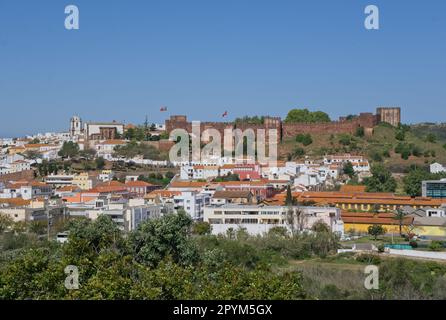 Silves, Portugal - 11. April 2023: Die Burg von Silves ist eine der am besten erhaltenen maurischen Festungen Portugals, was zu ihrer Klassizität führt Stockfoto