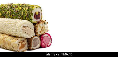 Türkische Freude. Auswahl an türkischen Köstlichkeiten mit Cremefüllung isoliert auf weißem Hintergrund. Speicherplatz kopieren. Leerer Bereich für Text Stockfoto