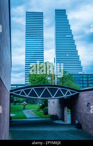 Wolkenkratzer der Roche Towers Gebäude 1 und Gebäude 2, entworfen von der Architekturfirma Herzog und de Meuron, Basel, Schweiz Stockfoto