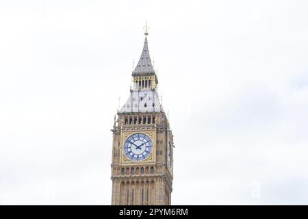 London, Großbritannien. 02. Mai 2023. Londoner Wahrzeichen, Big Ben (der Uhrturm), in der Woche vor König Karl III. Krönung. Bei der Zeremonie wird seine Majestät König Karl III. Am 6. Mai 2023 in London, England, neben der Königlichen Gemahlin (Camilla) gekrönt. (Foto: Daniela Porcelli/Sports Press Photo/C - FRIST VON EINER STUNDE - FTP NUR AKTIVIEREN, WENN BILDER WENIGER ALS EINE STUNDE ALT sind - Alamy) Guthaben: SPP Sport Press Photo. Alamy Live News Stockfoto