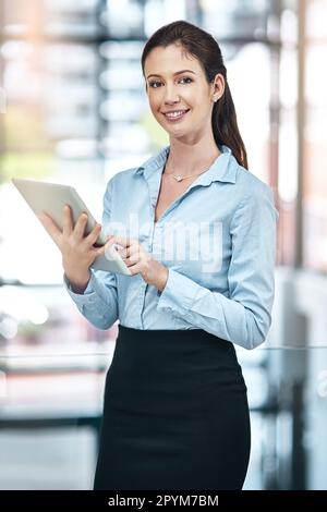 Ein wichtiges Dokument mit meinem Partner im Ausland teilen. Eine Geschäftsfrau, die ihr digitales Tablet verwendet. Stockfoto