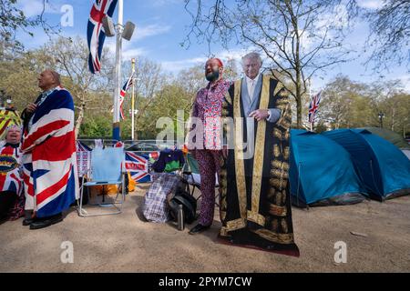 London UK. 4. Mai 2023 Ein königlicher Superfan steht neben einem Ausschnitt von König Karl III., während die Menschenmassen an der Mall zelten, um einen ersten Blick auf die königlichen Kutschen zu werfen. Es bleiben noch zwei Tage bis zur Krönung in Westminster Abbey, der größten zeremoniellen Veranstaltung in der Hauptstadt seit 70 Jahren. Kredit: amer Ghazzal/Alamy Live News Stockfoto