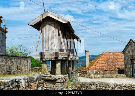 Traditionelles Espiguero, Granary im Zentrum des Dorfes, Paredes do Rio, Peneda Geres National Park, Minho, Portugal Stockfoto