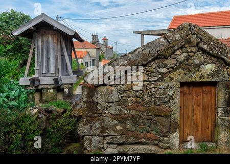 Traditionelles Espiguero, Granary im Zentrum des Dorfes, Paredes do Rio, Peneda Geres National Park, Minho, Portugal Stockfoto