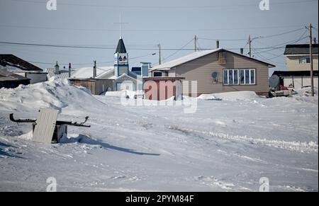 Tuktoyaktuk, Kanada. 27. April 2023. Wohnungen in Tuktoyaktuk in der Arktis. Kredit: Britta Pedersen/dpa/Alamy Live News Stockfoto