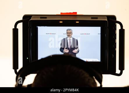 04. Mai 2023, Baden-Württemberg, Künzelsau: Robert Friedmann, Vorstandsvorsitzender der Würth-Gruppe, wird auf einem Kameradisplay auf der Online-Finanzpressekonferenz gesehen. Auf der Pressekonferenz legte die Würth-Gruppe ihren Jahresabschluss vor und gab einen Ausblick für das laufende Geschäftsjahr. Foto: Marijan Murat/dpa Stockfoto