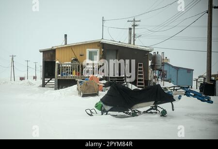 Tuktoyaktuk, Kanada. 27. April 2023. Wohnungen in Tuktoyaktuk in der Arktis. Kredit: Britta Pedersen/dpa/Alamy Live News Stockfoto