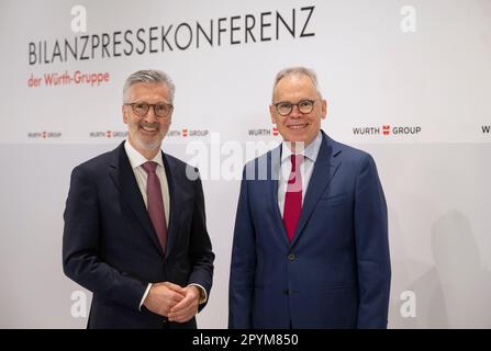 04. Mai 2023, Baden-Württemberg, Künzelsau: Robert Friedmann (l), Vorstandsvorsitzender der Würth-Gruppe, und Joachim Kaltmaier, Mitglied des zentralen Vorstands der Würth-Gruppe, nehmen an der Online-Finanzpressekonferenz Teil. Auf der Pressekonferenz legte die Würth-Gruppe ihre Jahresabschlüsse vor und gab einen Ausblick für das laufende Geschäftsjahr. Foto: Marijan Murat/dpa Stockfoto