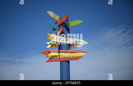 Tuktoyaktuk, Kanada. 27. April 2023. Wegweiser in Tuktoyaktuk in der Arktis. Kredit: Britta Pedersen/dpa/Alamy Live News Stockfoto