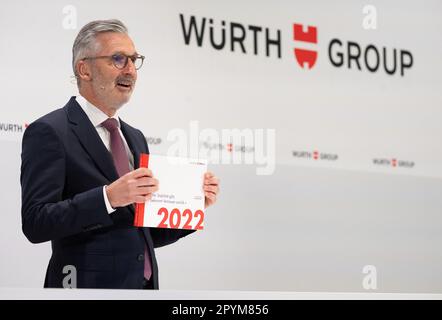 04. Mai 2023, Baden-Württemberg, Künzelsau: Robert Friedmann, Vorstandsvorsitzender der Würth-Gruppe, hält auf der Online-JahresPressekonferenz einen Jahresbericht ab. Auf der Pressekonferenz legte die Würth-Gruppe ihre Jahresabschlüsse vor und gab einen Ausblick für das laufende Geschäftsjahr. Foto: Marijan Murat/dpa Stockfoto