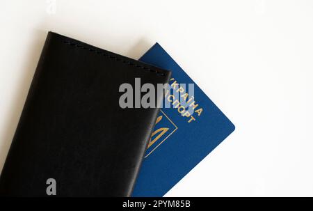 Ukrainischer Pass mit Lederbezug auf weißem Hintergrund. Stockfoto