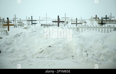 Tuktoyaktuk, Kanada. 27. April 2023. Friedhof von Tuktoyaktuk in der Arktis. Kredit: Britta Pedersen/dpa/Alamy Live News Stockfoto