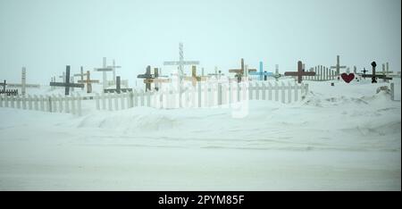 Tuktoyaktuk, Kanada. 27. April 2023. Friedhof von Tuktoyaktuk in der Arktis. Kredit: Britta Pedersen/dpa/Alamy Live News Stockfoto