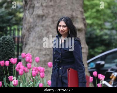 London, Großbritannien. 2. Mai 2023. Suella Braverman, Außenministerin des Innenministeriums, kommt zur Kabinettssitzung Downing Street Nr. 10. Stockfoto