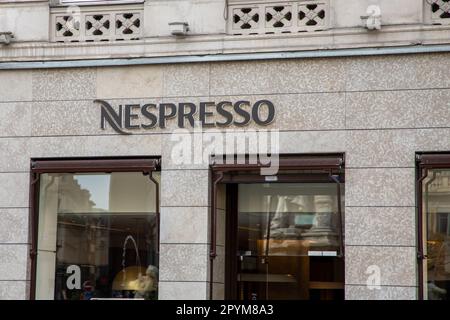 Bordeaux , Aquitaine France - 05 02 2023 : Nespresso-Markenzeichen und Logo-Text Fassade Laden der Kaffeedosen in der Stadt Stockfoto