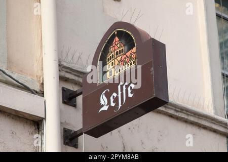 Bordeaux , Aquitaine France - 05 02 2023 : Leffe belgisches Bierzeichen Logo und Markentext an der Wand der Bar Restaurantfassade Stockfoto