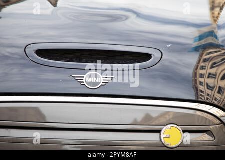 Bordeaux , Aquitaine France - 05 01 2023 : Mini Electric e Logo und Textschild auf der Vorderseite des modernen Elektrofahrzeugs Stockfoto