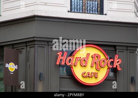 lyon , Aura Frankreich - 05 04 2023 : Hard Rock Cafe Schild Text am Fassadeneingang mit uns Markenzeichen Kette Logo Stockfoto