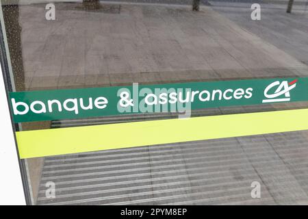 lyon , Aura France - 05 01 2023 : Logo und Markentext auf der Fassade der französischen Versicherungsbank Fensteragentur Ca credit agricole Stockfoto
