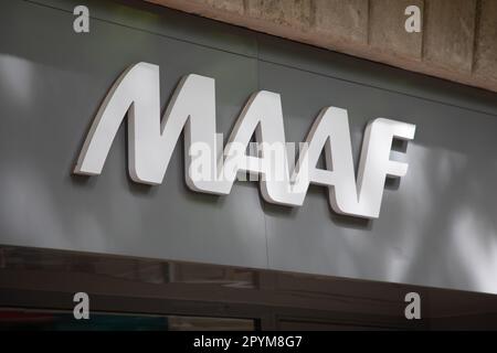 lyon , Aura France - 05 01 2023 : MAAF-Logo und Textschild auf der Wandeingangsfassade der Versicherungsagentur für das Büro Stockfoto