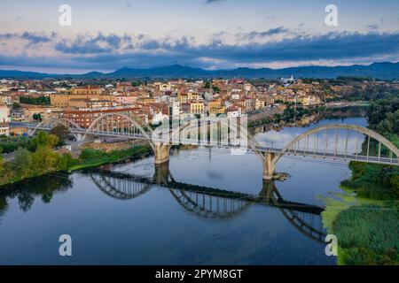 Eng: Luftaufnahme der Stadt Móra d'Ebre und des Flusses Ebro bei Sonnenaufgang im Sommer (Ribera d'Ebre, Tarragona, Katalonien, Spanien) ESP: Vista aérea de la Stockfoto