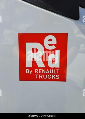 Bordeaux , Aquitaine France - 05 01 2023 : Renault Trucks Markenlogo und Schriftzeichen rot auf der Seitenverkleidung des Lieferwagens Stockfoto